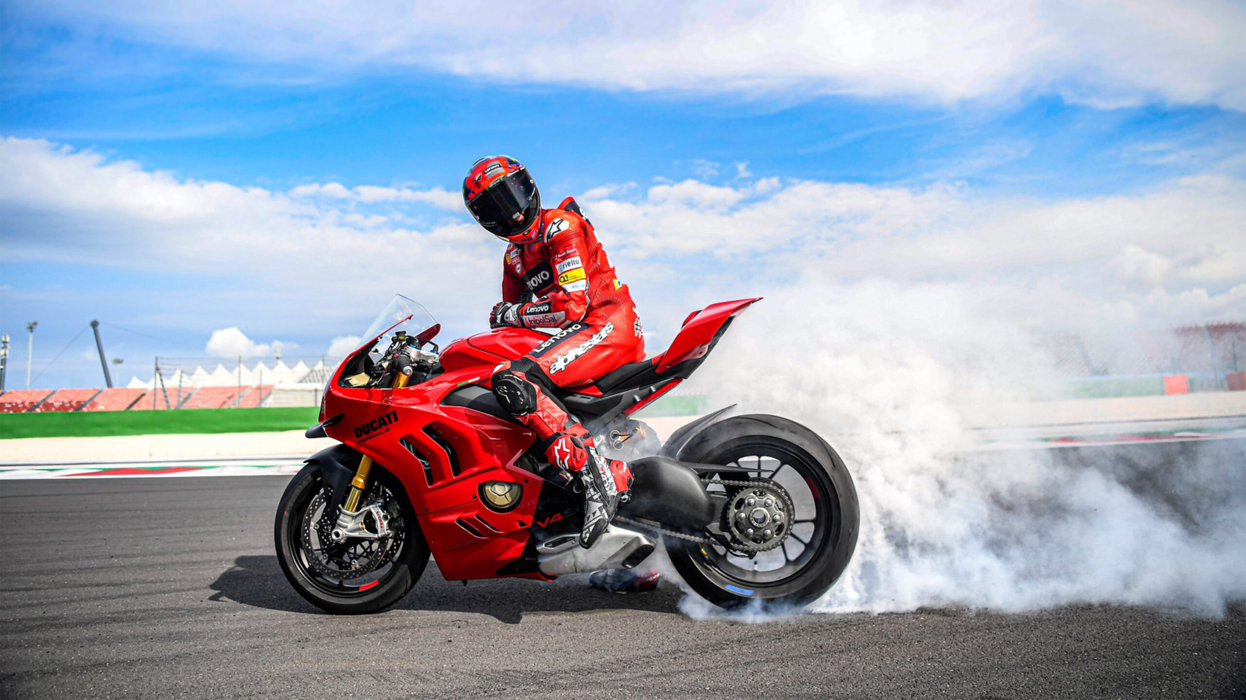 Wallpaper Panigale V4s cortando giro