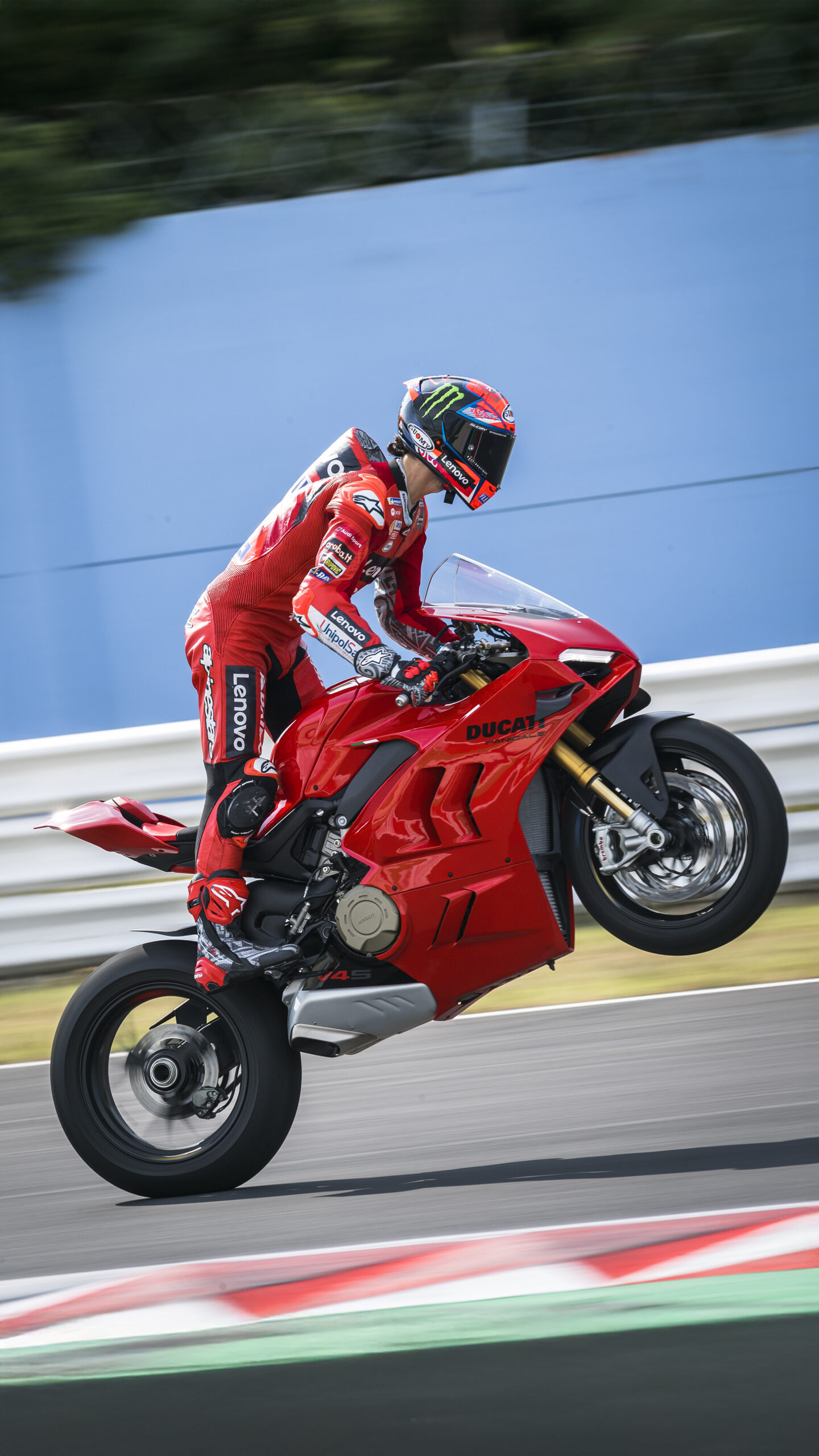 Wallpaper Panigale V4s empinando