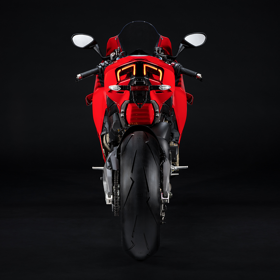 Ducati-MY25-Panigale-V4-ergonomia-card-slider-1080x1080-03
