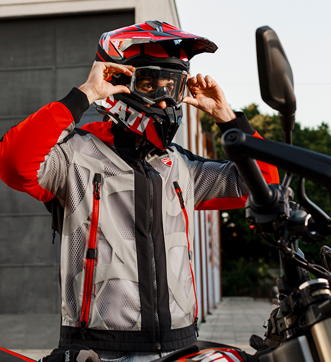 Ducati-Hypermotard-Mono-DWP24-Capsule-collection-carousel-imgtxt-677x740-02