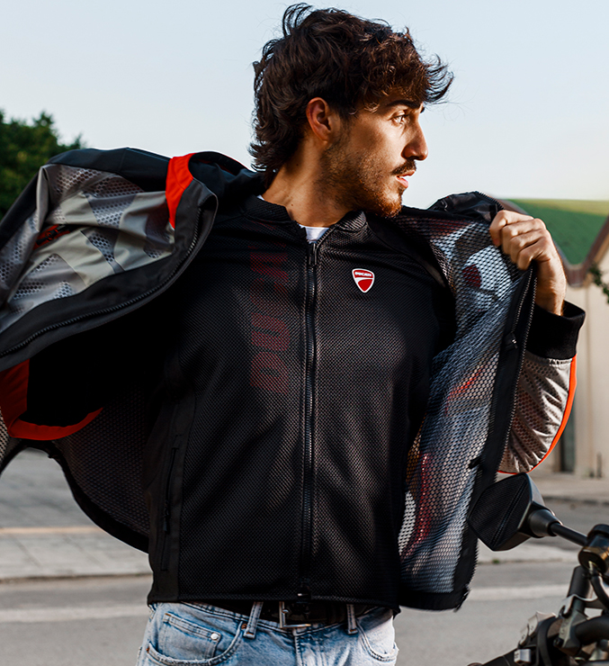 Ducati-Hypermotard-Mono-DWP24-Capsule-collection-carousel-imgtxt-677x740-03