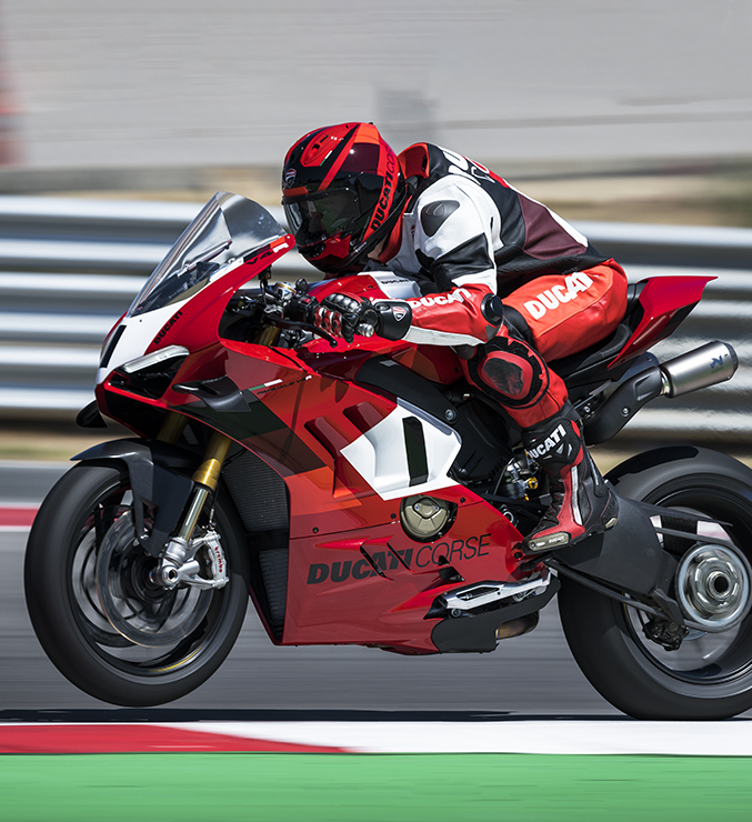 Ducati-Panigale-V4R-MY23-overview-carousel-imgtxt-03-677x740