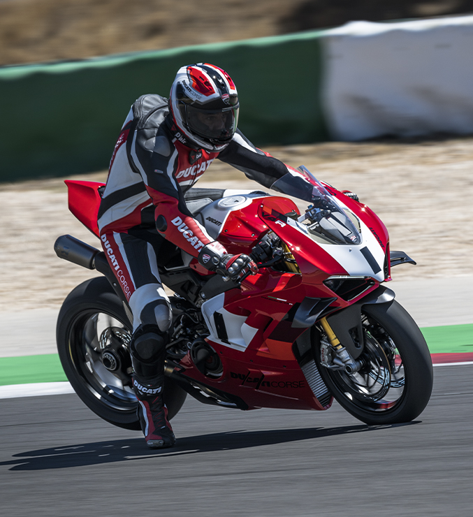 Ducati-Panigale-V4R-MY23-overview-carousel-imgtxt-04-677x740