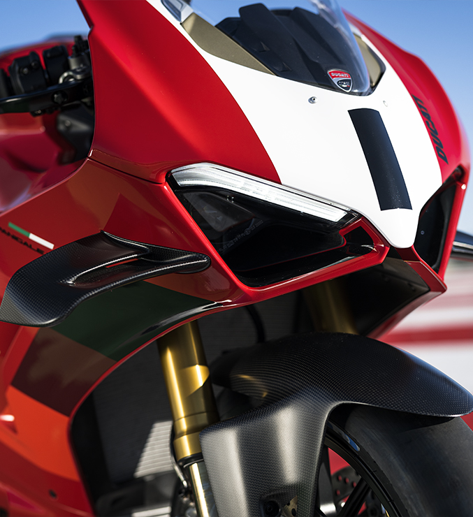 Ducati-Panigale-V4R-MY23-performance-carousel-imgtxt-03-677x740