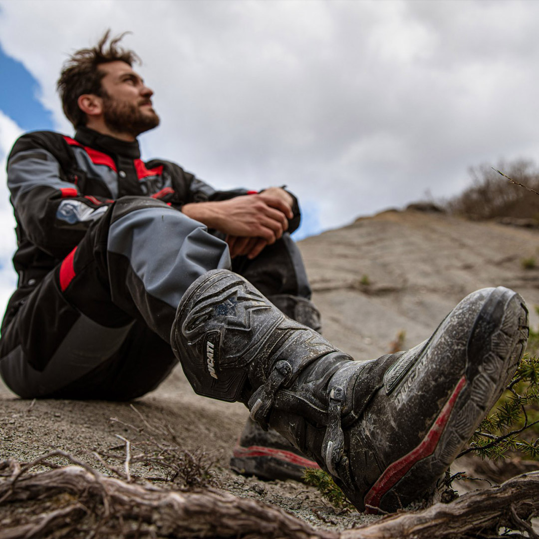 Equipamento bota - DUcati Brasília