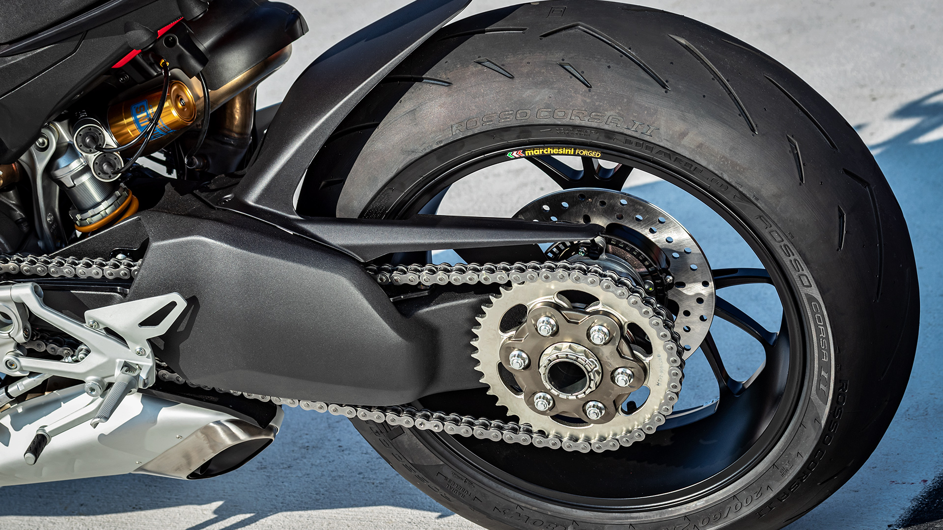 Streetfighter-V4-Red-Y20-04-Studio-1920x1080