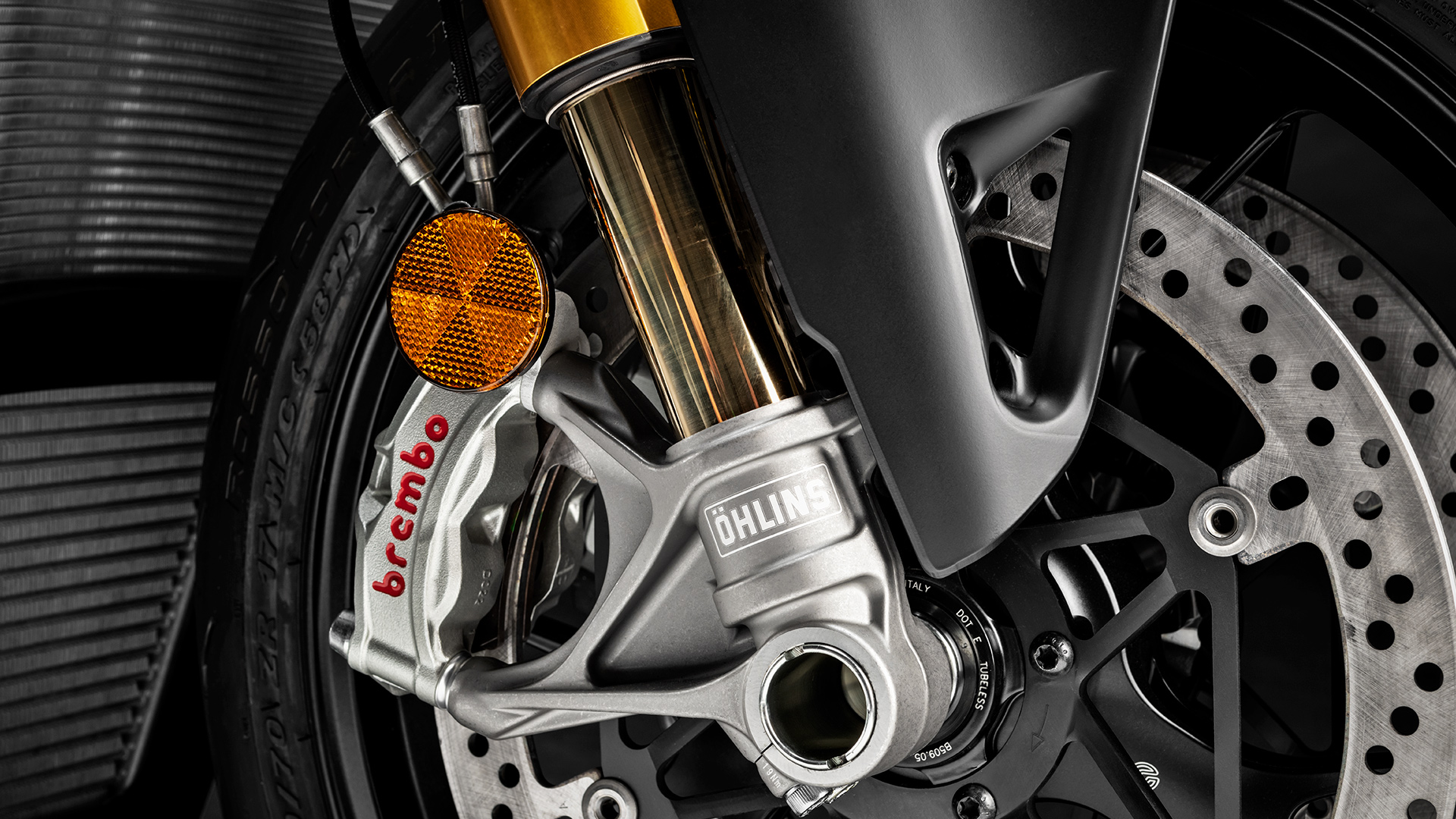 Streetfighter-V4-Red-Y20-11-Studio-1920x1080