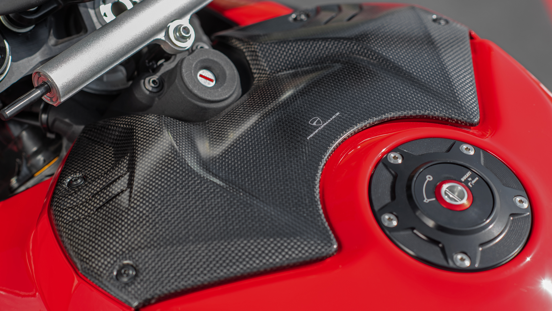 accessori_1715-editorial-cover-serbatoio-in-carbonio-1920x1080